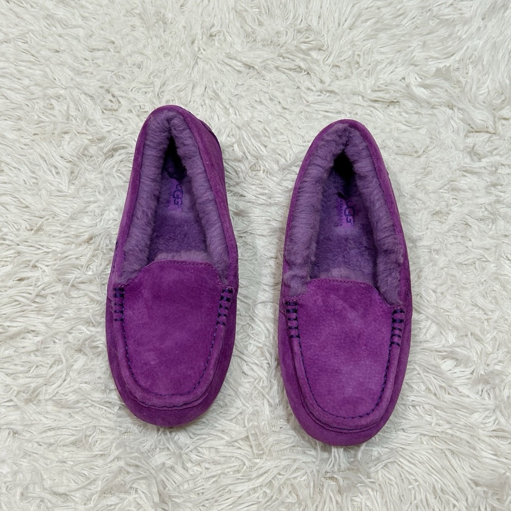 UGG Women’s Purple Fuzzy fur Moccasin Loafer Flats or Slippers size 9